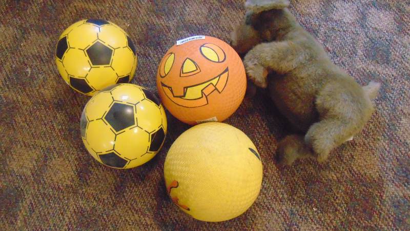 lot 628 image: nice dog hand puppet - 4 rubber balls