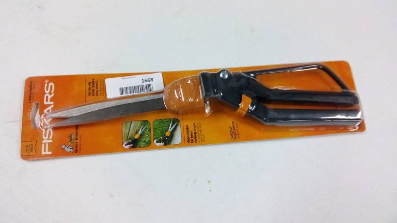 lot 1668 image: Fiskars 9215 Swivel Soft Touch Grass Shear