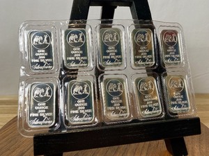 lot 19932 image: 10 ounces of Silvertowne .999 Fine Silver bars
