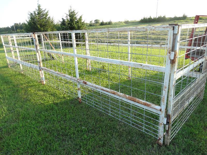 lot 1020 image: 16 x 5 moveable stock enclosure panels with gate.