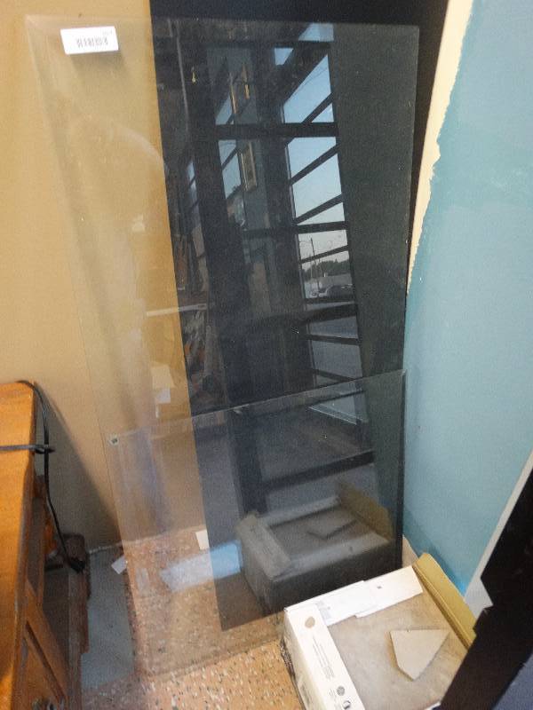 lot 1026 image: Misc glass shelving and table tops.