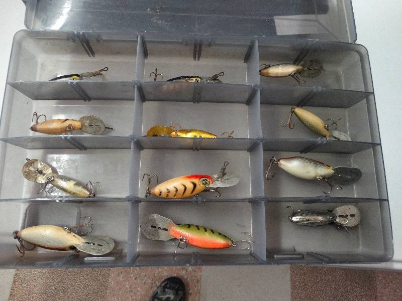 lot 1032 image: Lot of vintage fishing lures.