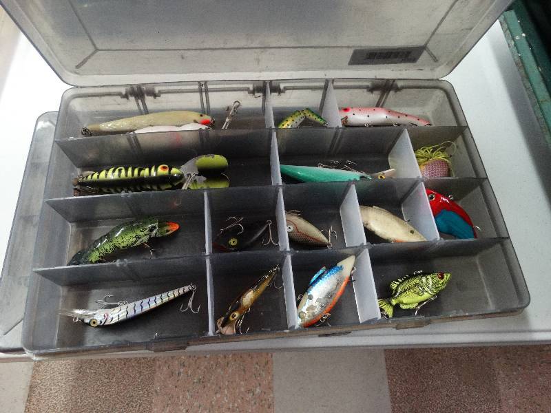 lot 1033 image: Lot of vintage fishing lures.