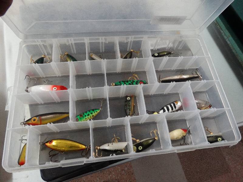 lot 1035 image: Lot of vintage fishing lures.