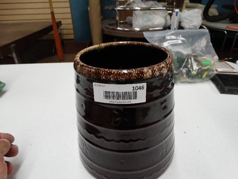 lot 1046 image: McCoy brown crock