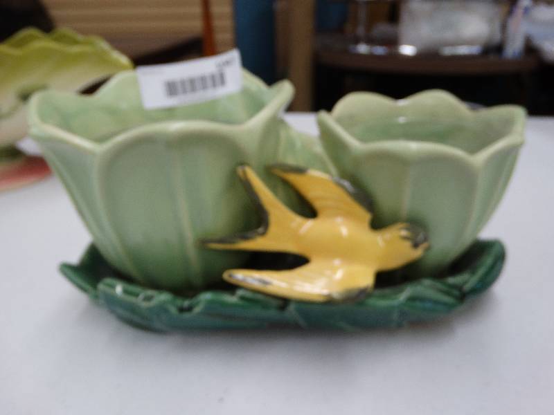 lot 1047 image: Green vase set with tray.