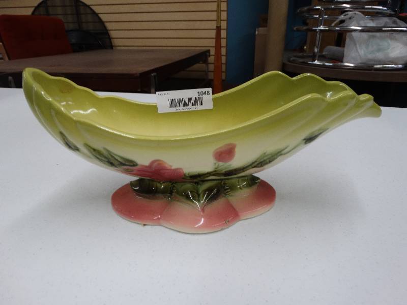 lot 1048 image: Hull W-29 vase.
