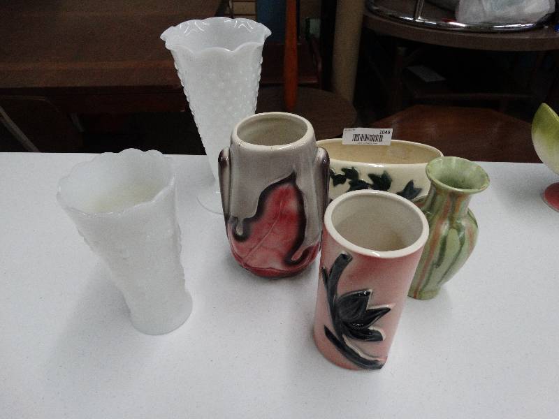 lot 1049 image: 4 pieces of vintage pottery.