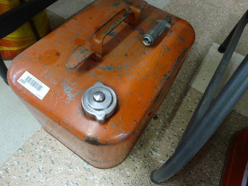 lot 1057 image: Vintage metal Mercury Kiekhaefer boat gas tank
