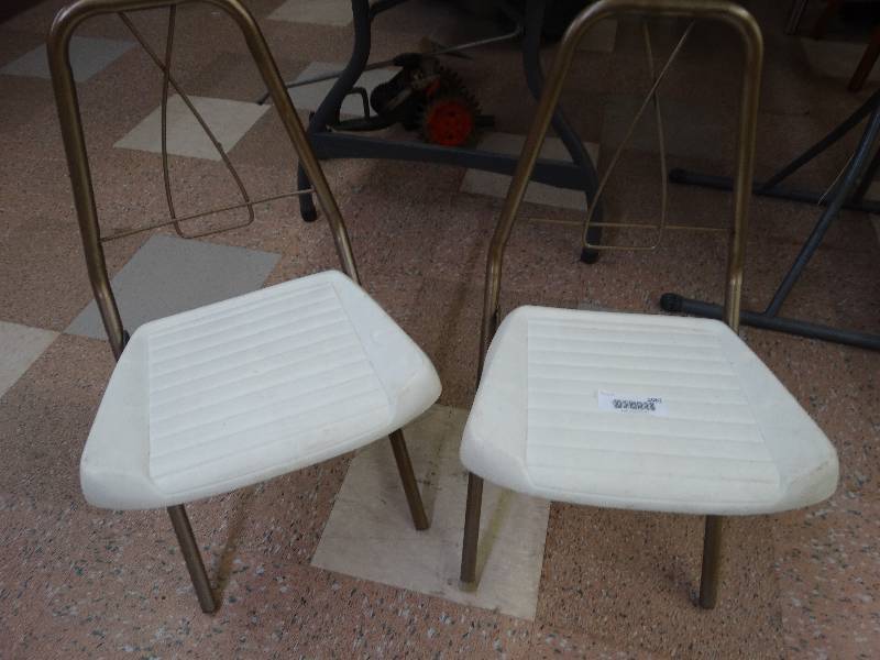 lot 1061 image: 2 Kids chairs.