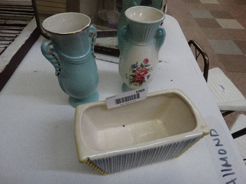 lot 1069 image: 4 pieces of pottery