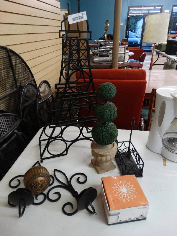 lot 1072 image: Assorted home furnishings.