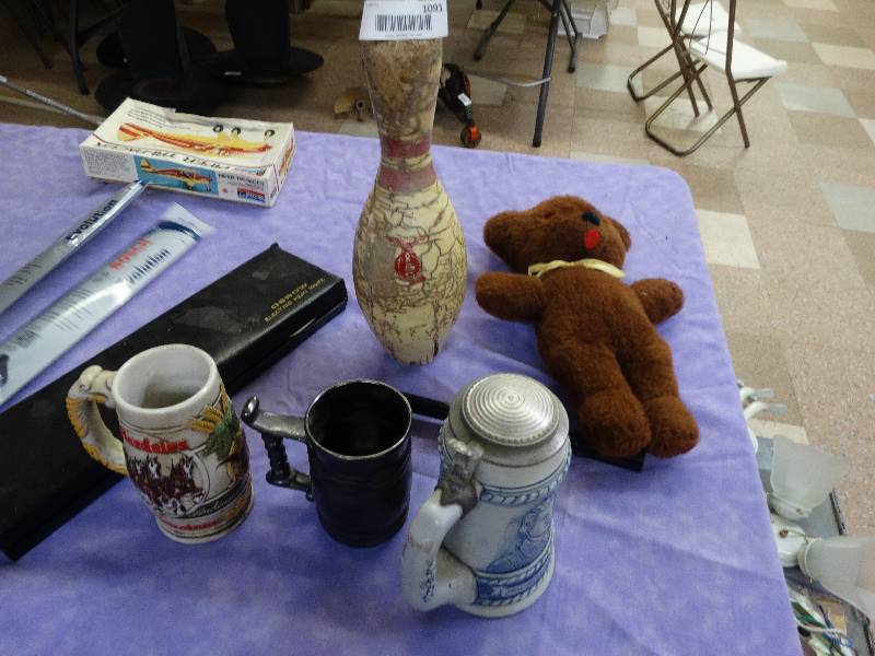 lot 1091 image: Bowling pin, scope, teddy bear, 3 mugs