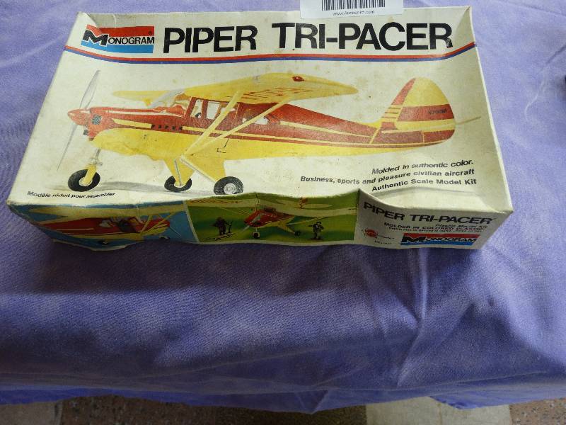 lot 1092 image: Piper airplane model in box.