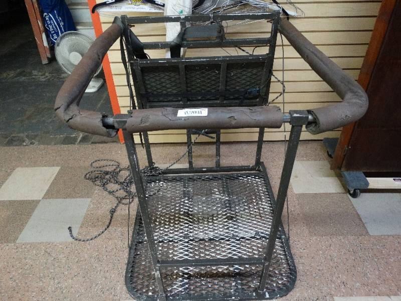 lot 1097 image: Deer tree stand