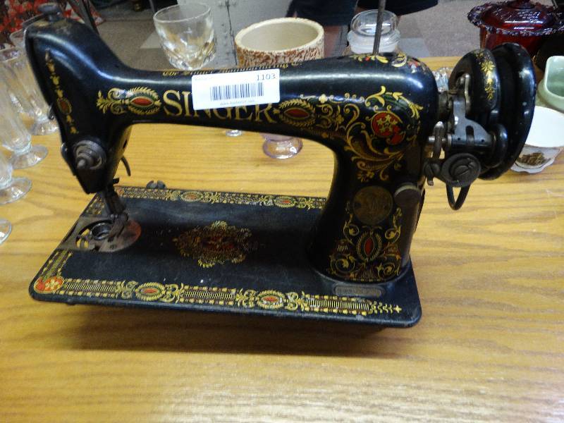 lot 1103 image: Vintage singer sewing machine