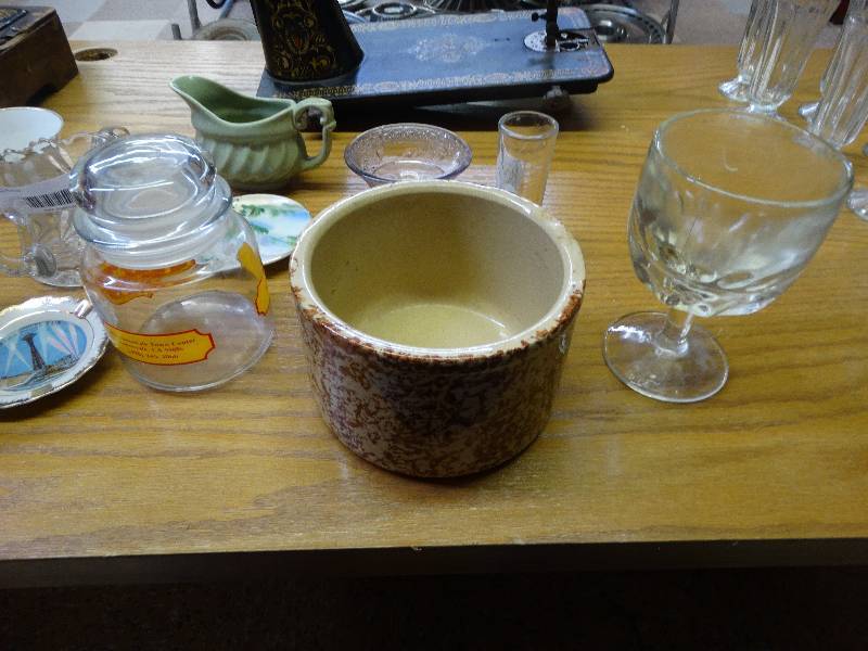 lot 1104 image: Lot of vintage glassware.