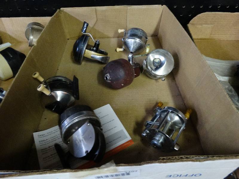 lot 1107 image: Lot of 6 vintage fishing reels.