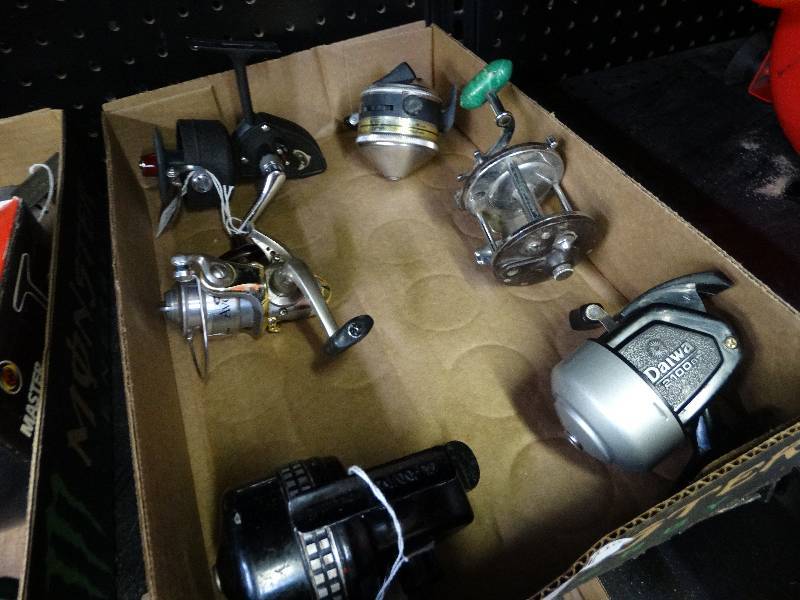 lot 1110 image: Lot of 6 vintage fishing reels.