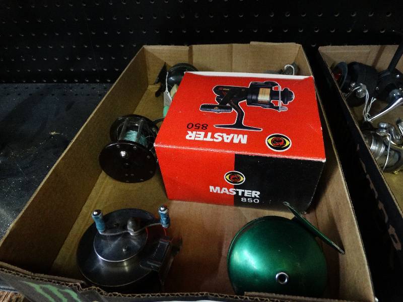lot 1111 image: Lot of 6 vintage fishing reels.