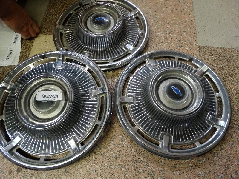 lot 1116 image: 3 Chevrolet hubcaps.