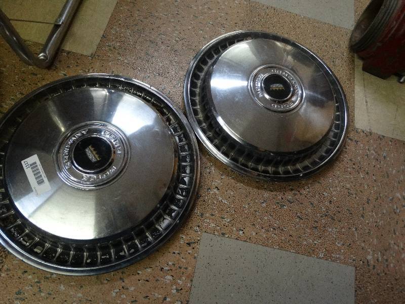 lot 1117 image: 2 Ford hubcaps.