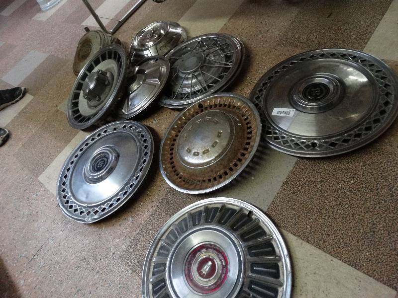 lot 1118 image: Lot of 10 various hubcaps.