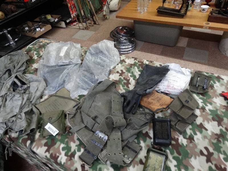 lot 1121 image: Lot of various Army surplus items.
