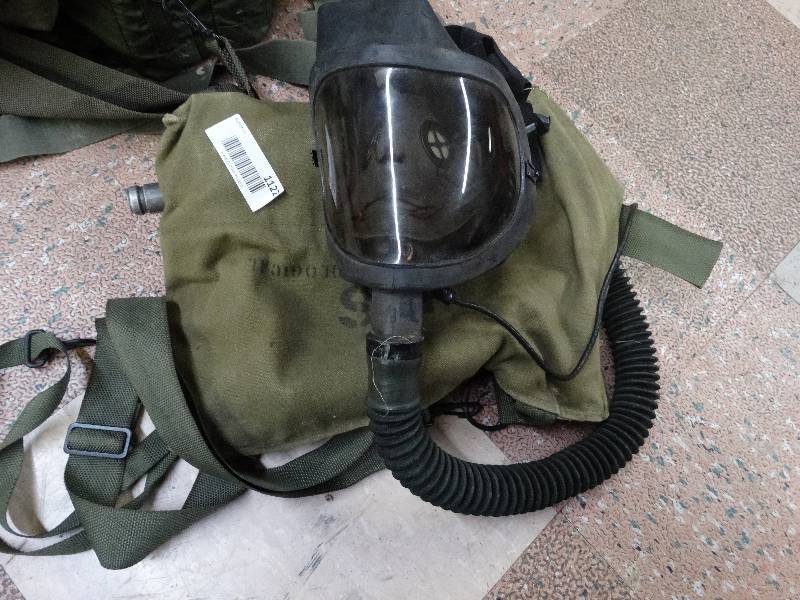 lot 1122 image: Vintage Military gas mask.