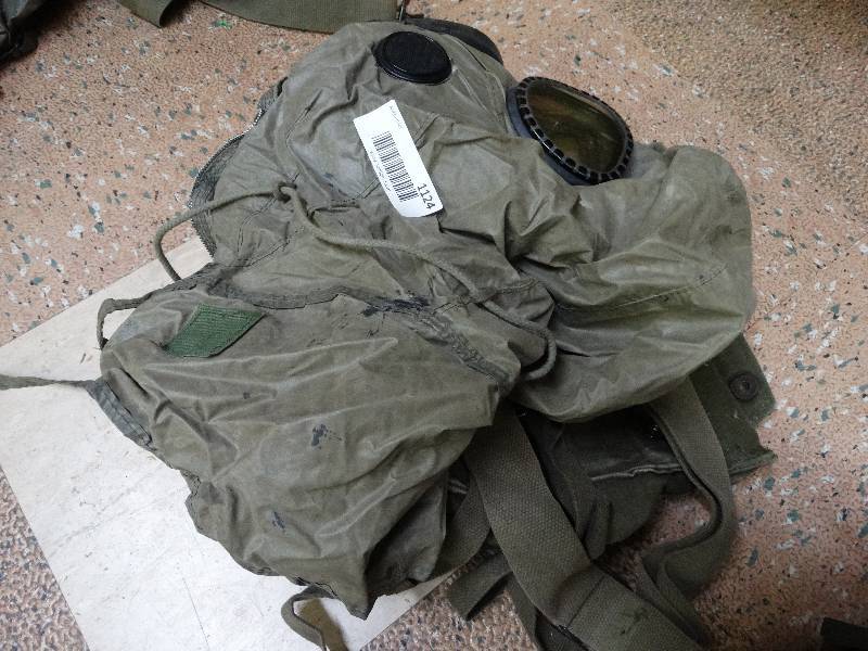lot 1124 image: Vintage Military gas mask.
