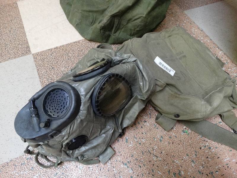 lot 1125 image: Vintage Military gas mask.