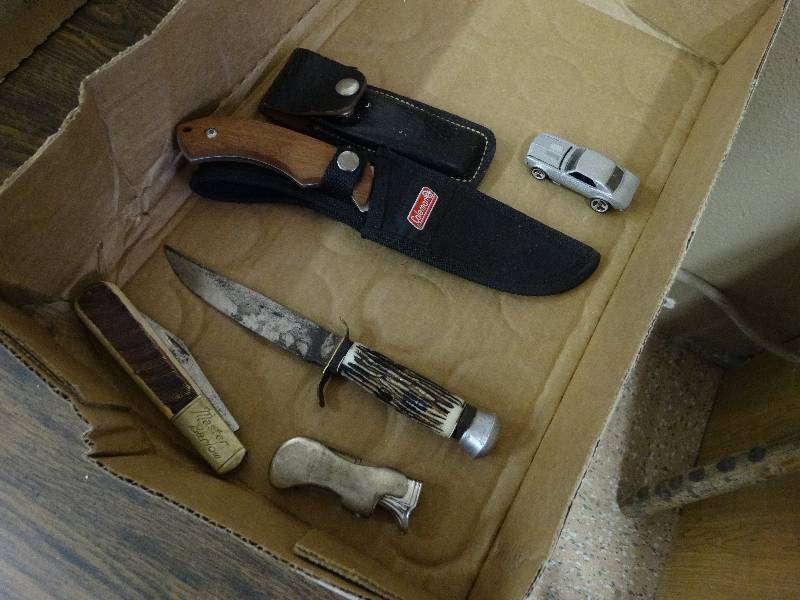 lot 1152 image: Lot of 4 various knives.