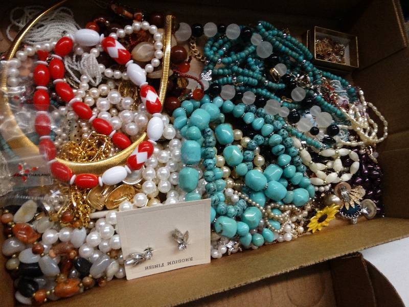 lot 1157 image: Lot of costume jewelry