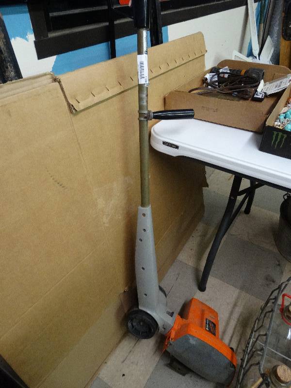 lot 1160 image: Black & Decker electric edger.