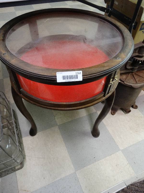 lot 1161 image: Vintage round display case