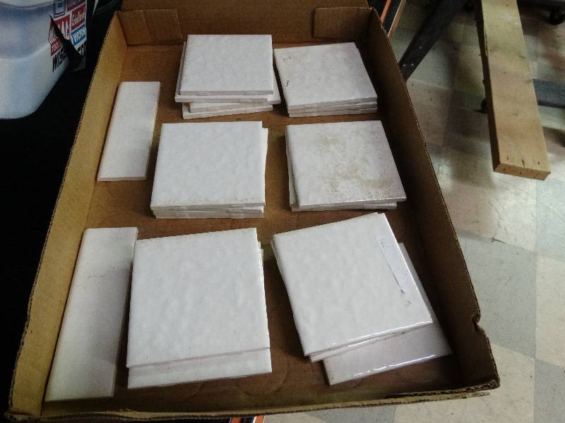 lot 1175 image: Box of vintage tile