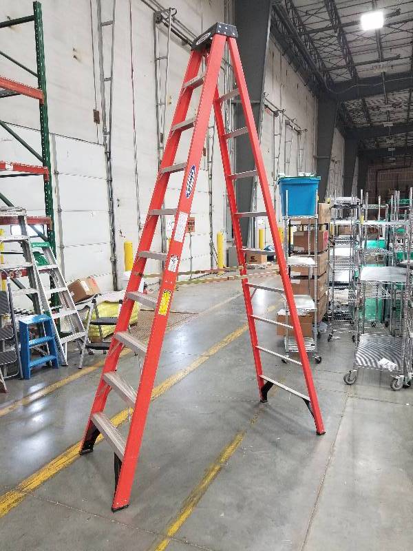 lot 1480 image: Werner 10 Fiberglass 300lb Ladder