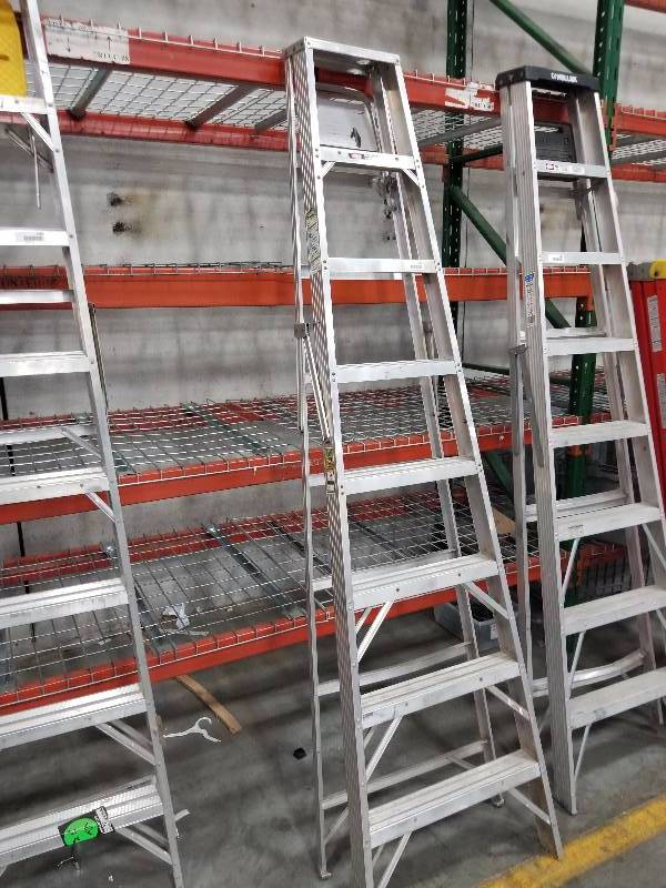 lot 1483 image: 8 Werner 250lb capicty Ladder