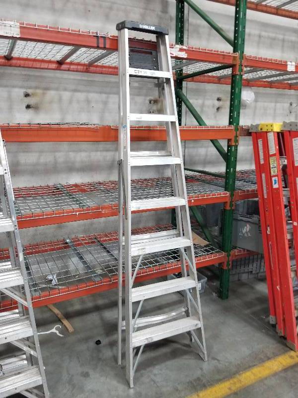 lot 1484 image: Keller Ladder 225lb 8 ladder