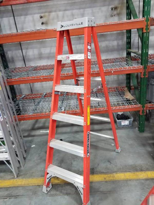 lot 1485 image: Louisville Step ladder 6 300lb ladder
