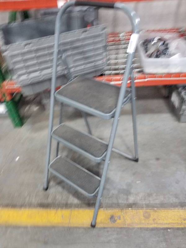 lot 1490 image: 3 step-  stool ladder