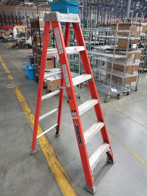 lot 1494 image: Louisville 6 300lb Heavy duty ladder
