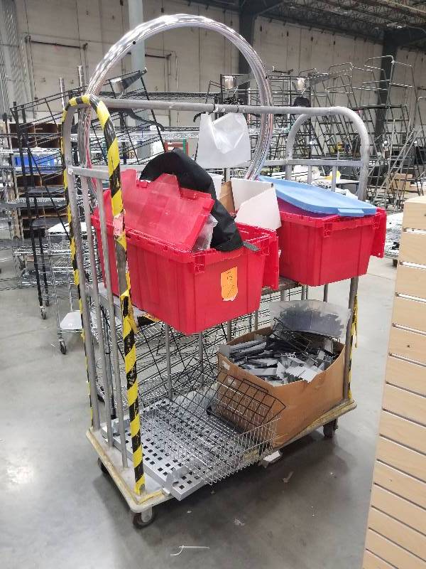 lot 1620 image: Heavy duty rolling rack with cross bar