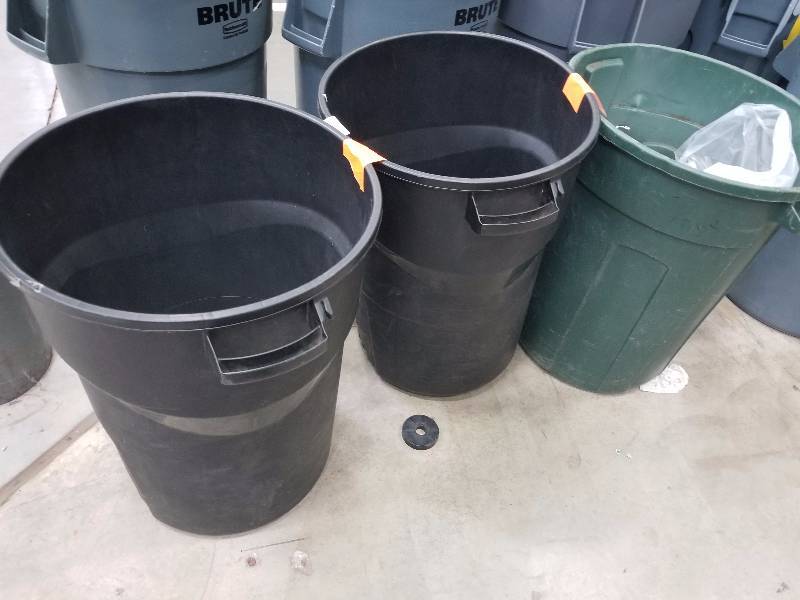 lot 1629 image: Lot of 3 trash cans