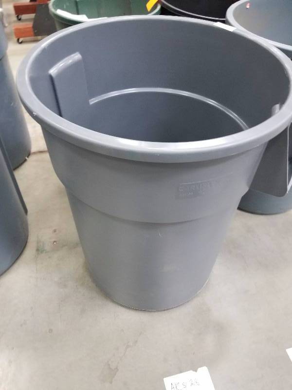 lot 1632 image: Brute by Rubbermaid Trash Can