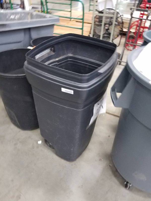 lot 1647 image: tall trash can