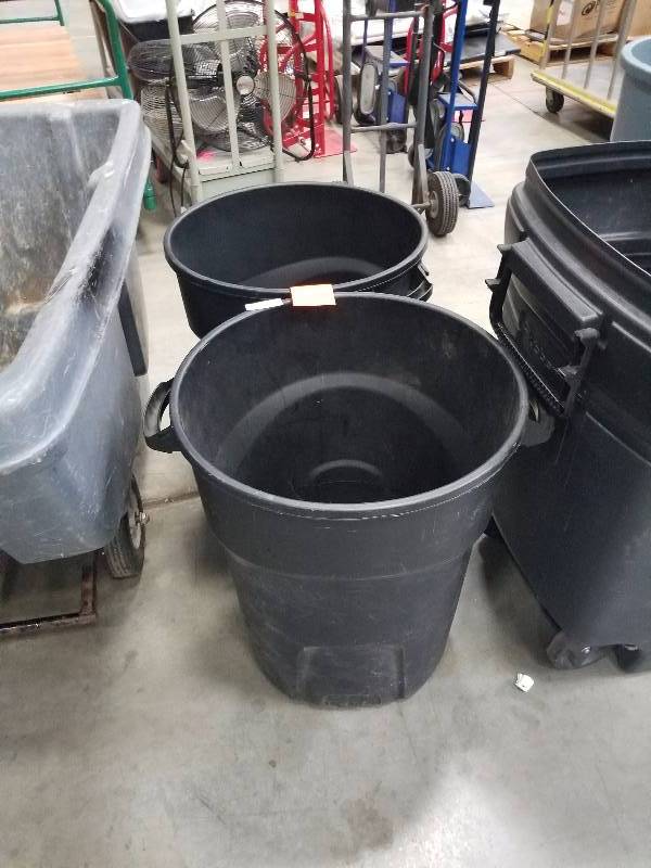 lot 1648 image: Piar of nice trash cans