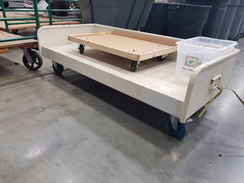lot 1650 image: Lot of (2) rolling carts