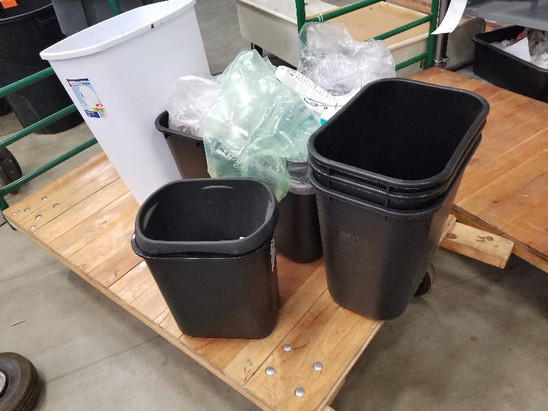 lot 1672 image: Lot of small trash cans