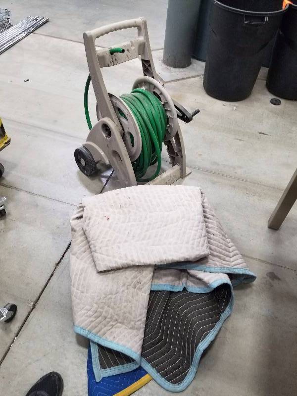 lot 1678 image: 2 moving blankets and hose real